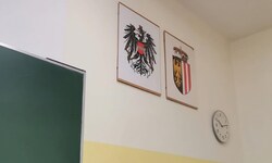 Das Foto soll aus der MS 23 in Ebelsberg stammen. Die beiden Wappen hängen ordnungsgemäß an der ...