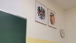 Das Foto soll aus der MS 23 in Ebelsberg stammen. Die beiden Wappen hängen ordnungsgemäß an der Wand, das gesetzlich vorgeschriebene Kreuz sucht man jedoch vergeblich. (Bild: FPÖ Linz)