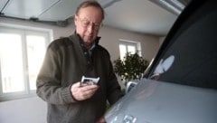 Reinhold List lud dieser Tage sein Hybrid-Auto in Kirchberg am Wechsel in Niederösterreich auf. Dafür stellte ihm die Salzburg AG satte 14,30 Euro Gebühren in Rechnung. (Bild: Tröster Andreas)