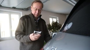 Reinhold List lud dieser Tage sein Hybrid-Auto in Kirchberg am Wechsel in Niederösterreich auf. Dafür stellte ihm die Salzburg AG satte 14,30 Euro Gebühren in Rechnung. (Bild: Tröster Andreas)