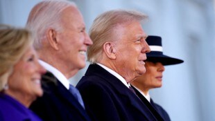 US-Präsident Donald Trump (2.v. rechts) mit seinem Vorgänger Joe Biden (2. v. links)