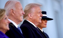 US-Präsident Donald Trump (2.v. rechts) mit seinem Vorgänger Joe Biden (2. v. links)