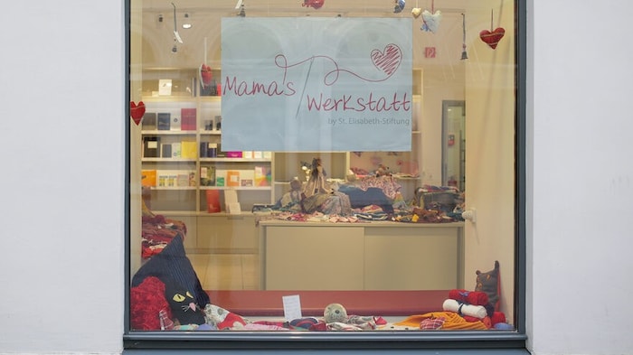 The St. Elisabeth Foundation of the Archdiocese of Vienna helps with projects such as "Mamas Werkstatt" and "Mamas Cafe".