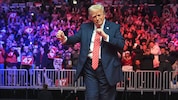 In der Nacht vor der Angelobung ließ Trump sich bei einer Party feiern. Er tanzte sogar zum ...