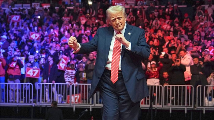 In der Nacht vor der Angelobung ließ Trump sich bei einer Party feiern. Er tanzte sogar zum ...