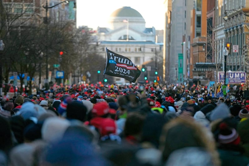 200.000 Trump-Fans trotzten den eisigen Temperaturen, um mit dem neuen Präsidenten zu feiern. (Bild: AFP)