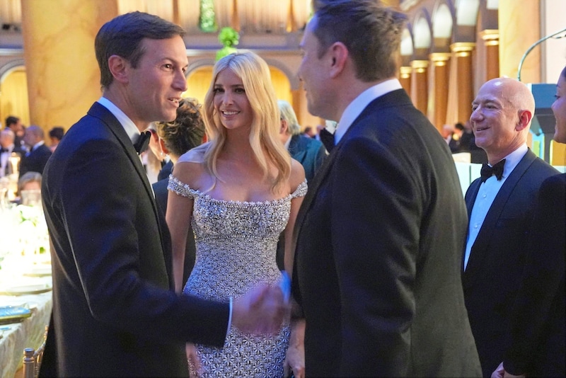 Im Gespräch: Jared Kushner und Ehefrau Ivanka Trump mit Tesla-Chef Elon Musk (Bild: AP ( via APA) Austria Presse Agentur)