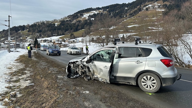 Zwei Autos krachten am Montag bei Brixen im Thale frontal zusammen. (Bild: zoom.tirol)