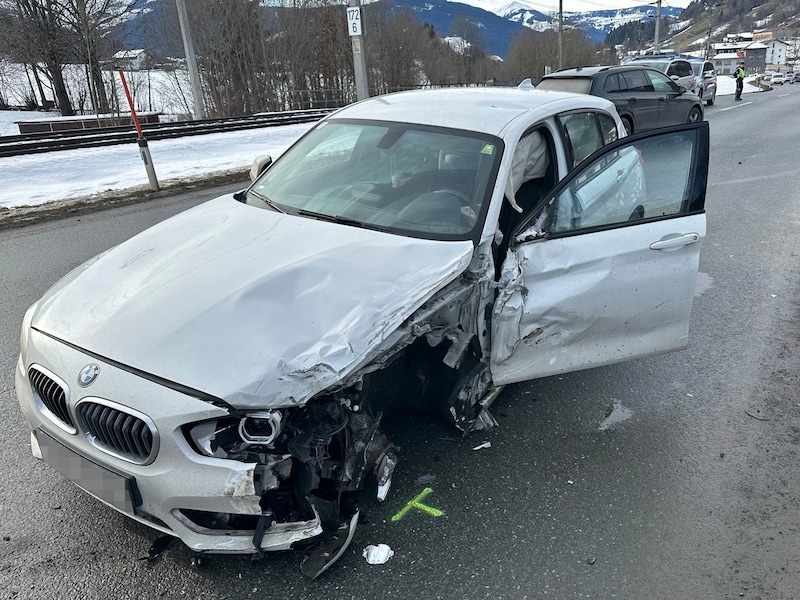 An beiden Fahrzeugen entstand erheblicher Sachschaden. (Bild: zoom.tirol)