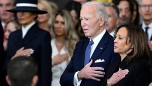 Joe Biden und Kamala Harris haben das Weiße Haus verlassen. Sie wollen aber weiter für ihre Partei kämpfen. (Bild: APA/AP)