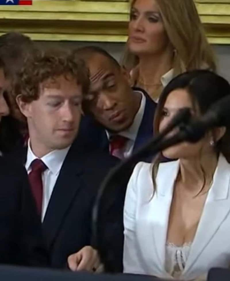 Mark Zuckerberg und sein Hintermann sichtlich abgelenkt (Bild: Screenshot)