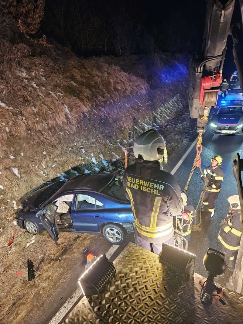 Der verunglückte Wagen musste per Kran geborgen werden (Bild: FF Bad Ischl)