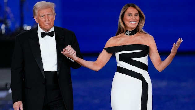 Melania Trump made a radiant appearance in an eye-catching white and black gown. (Bild: APA/AP Photo/Julia Demaree Nikhinson)