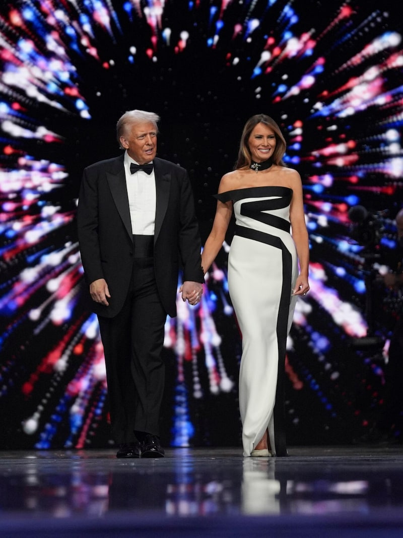 Melania Trump once again put her trust in designer Hervé Pierre for her ball gown. (Bild: APA/AP Photo/Evan Vucci)