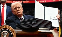 Trump unterzeichnete Dekrete vor 20.000 Anhängern.
