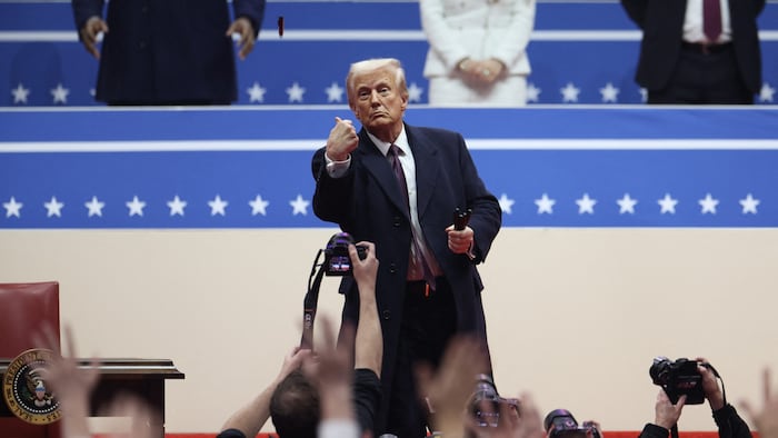 Trump wirft die Füllfedern, mit denen er unterschrieb, in die Menge.