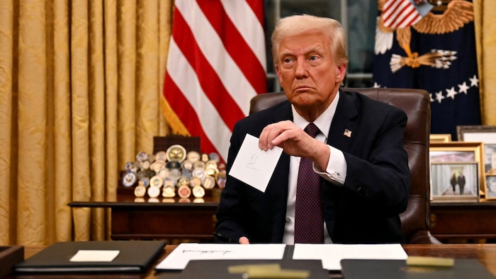 Trump hält Bidens Brief in die TV-Kameras.