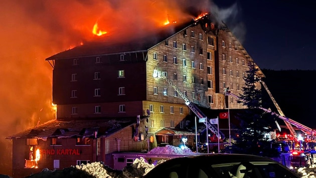 At least ten people have died in a hotel fire in north-western Turkey. (Bild: AP/IHA)