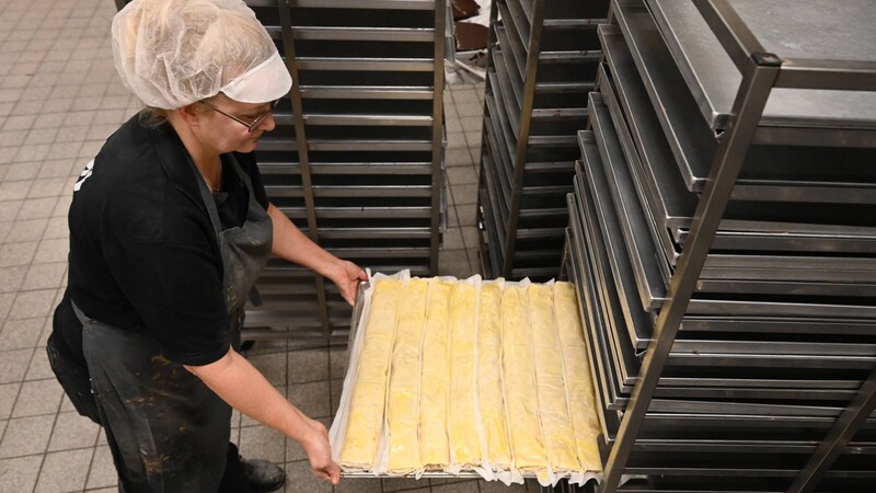 Apple and quark strudel are also produced in the bakery at the airport. (Bild: Wenzel Markus)