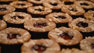 Die Mini-Linzer-Torten werden in Hörsching für die Restaurants der ÖBB gebacken. (Bild: Wenzel Markus)