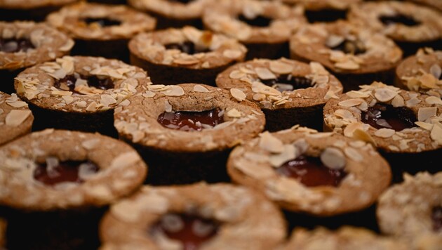 The mini Linzer cakes are baked in Hörsching for the ÖBB restaurants. (Bild: Wenzel Markus)