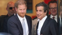 Prinz Harry und sein Anwalt David Sherborne (Bild: picturedesk.com/Jonathan Brady / PA)