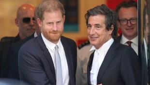 Prinz Harry und sein Anwalt David Sherborne (Bild: APA-PictureDesk/Jonathan Brady / PA)