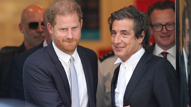 Prinz Harry und sein Anwalt David Sherborne (Bild: picturedesk.com/Jonathan Brady / PA)