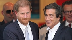 Prinz Harry mit seinem Anwalt David Sherborne