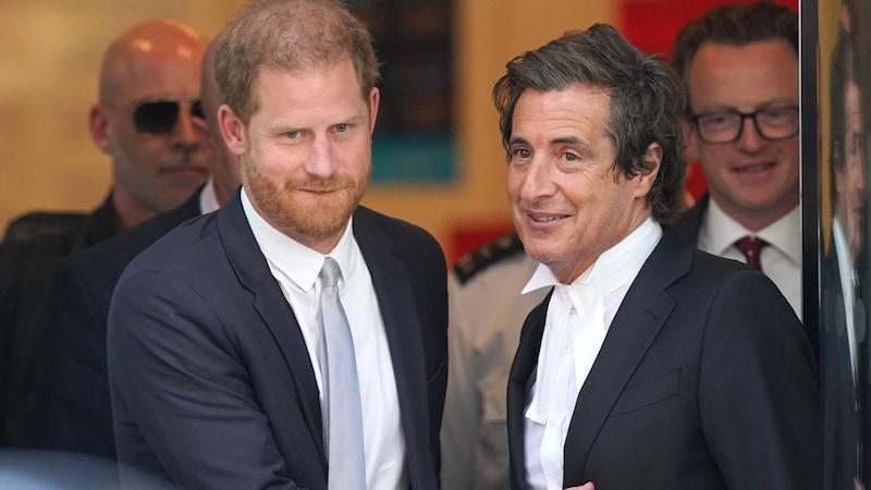 Prinz Harry und sein Anwalt David Sherborne (Bild: Jonathan Brady / PA)