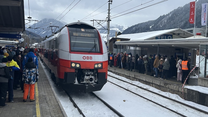 Die Haltestelle Hahnenkamm in unmittelbarer Nähe zum Zielstadion. (Bild: ÖBB)