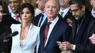 Die Verlobte von Jeff Bezos, Lauren Sanchez, kam in Unterwäsche zur Angelobung von Donald Trump. (Bild: APA/AFP/POOL/SAUL LOEB)