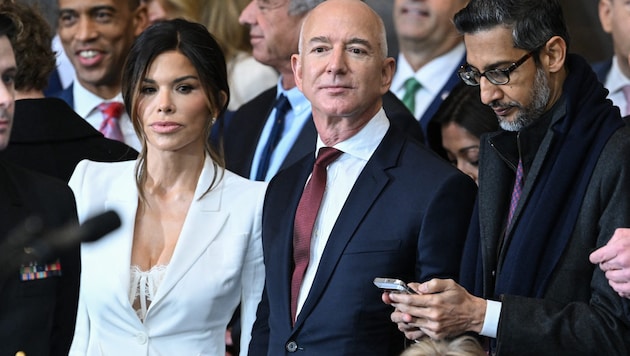 Die Verlobte von Jeff Bezos, Lauren Sanchez, kam in Unterwäsche zur Angelobung von Donald Trump. (Bild: APA/AFP/POOL/SAUL LOEB)