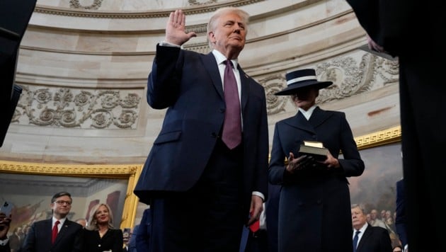 Die linke Hand hatte Trump nicht auf den Bibeln platziert. (Bild: AFP/Morry Gash/Getty Images)