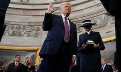 Die linke Hand hatte Trump nicht auf den Bibeln platziert.