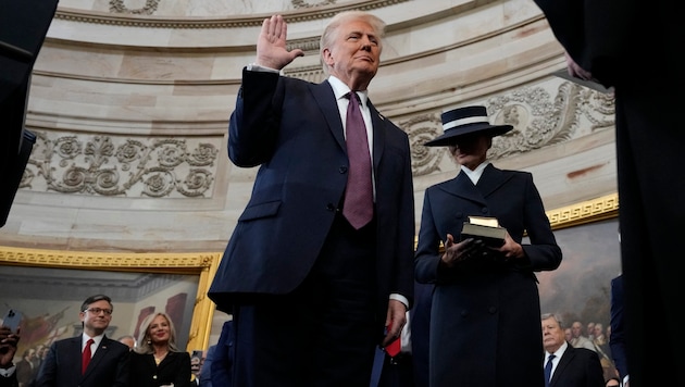 Trump had not placed his left hand on the Bibles. (Bild: AFP/Morry Gash/Getty Images)