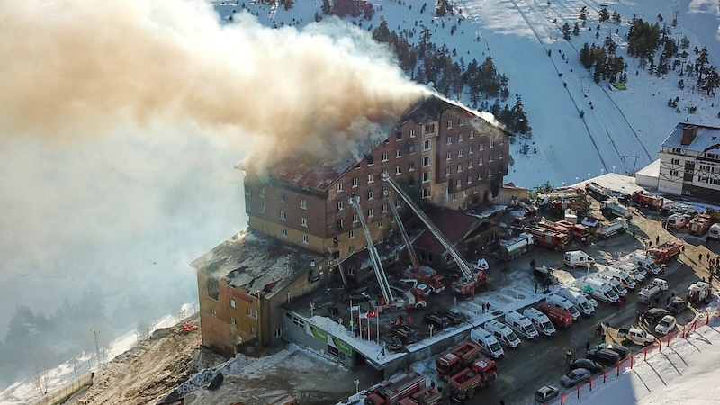 The burning hotel in the ski resort (Bild: AFP/Demiroren News Agency)