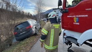 Die Feuerwehr musste am Dienstagfrüh zu dem Auto anrücken, das umzukippen drohte. (Bild: ZOOM Tirol/Krone KREATIV)