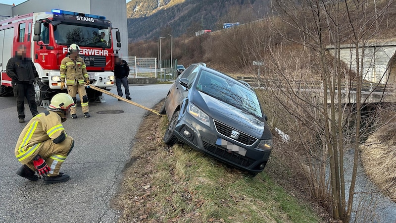 The car was secured by the fire department. (Bild: ZOOM Tirol/Krone KREATIV)