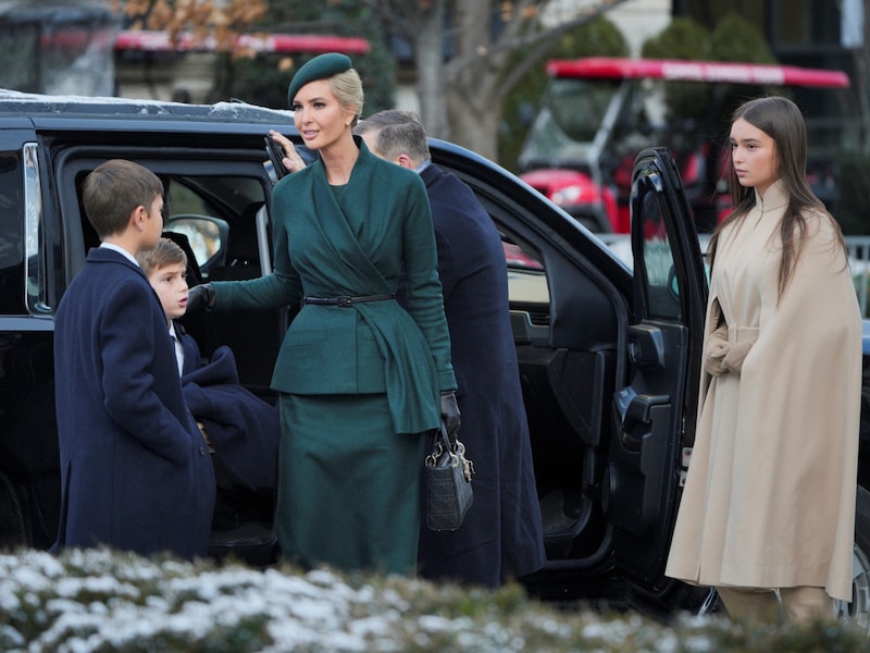 Ivanka Trump bei der Amtseinführung ihres Vaters mit ihren top gestylten Kindern. (Bild: APA-PictureDesk/Jeenah Moon / REUTERS)