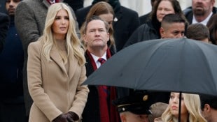 Ivanka Trump trug zur Amtseinführung ihres Vaters einen Kamelhaarmantel. (Bild: Getty Images via AFP/GETTY IMAGES/Anna Moneymaker)