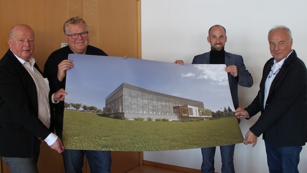 Architekt Michael Krieger (re.) und die Ortschefs von Neumarkt, Obertrum und Seekirchen unterzeichneten den Werkvertrag über die Generalplanung. (Bild: Salzburger Seenland Schwimmbad GmbH)