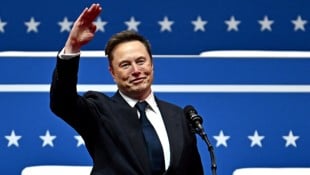 Ungeschickte Geste oder volle Absicht? Elon Musks Auftritt an Donald Trumps Angekobungstag polarisiert. (Bild: APA/AFP/ANGELA WEISS)