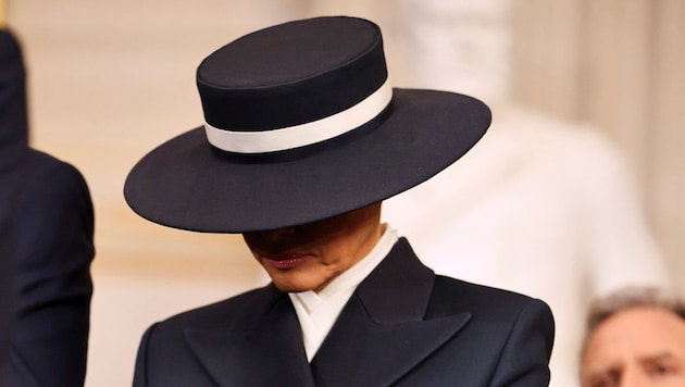 Melania Trump covered her face behind a wide-brimmed hat during her husband Donald Trump's inauguration. Boss-like, according to many. And a clear message. (Bild: APA/Chip Somodevilla/Pool Photo via AP)