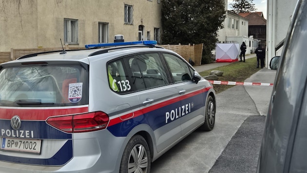 This is where the body was discovered. Police investigators on the scene. (Bild: ZOOM Tirol/Krone KREATIV)