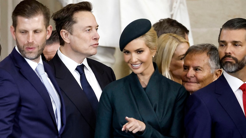 Elon Musk gehört schon so gut wie zum Trump-Clan (im Bild die Söhne Eric und Donald Jr. bzw. Tochter Ivanka). (Bild: APA/Getty Images via AFP/GETTY IMAGES/POOL)