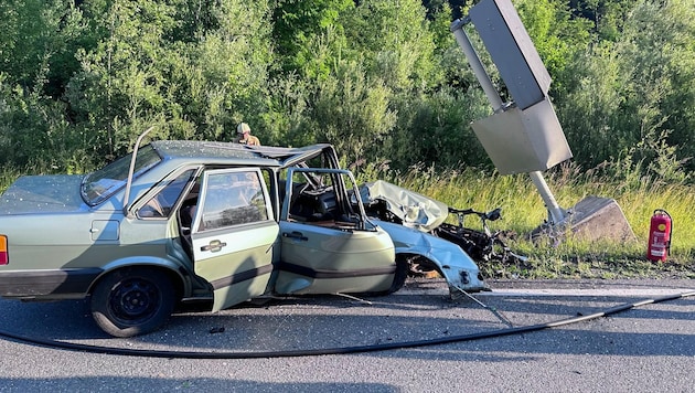 Im Jahr 2023 krachte eine Einheimische auf der B100 mit ihrem Pkw gegen ein elektronisches Verkehrsschild. (Bild: Brunner Images)