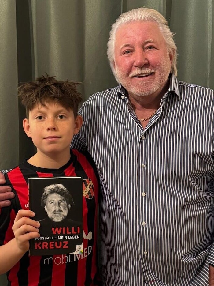 Willi Kreuz mit seinem Enkerl Gabriel, der von Feyenoord zuletzt eingeladen wurde. „Er durfte ...