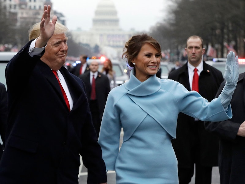 Melania Trump bei der ersten Angelobung ihres Mannes 2017 in pudrigem Hellblau (Bild: APA/Evan Vucci / POOL / AFP)