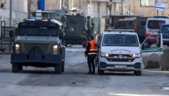 Israelische Straßenblockade in der Stadt Dschenin (Bild: APA/AFP/JAAFAR ASHTIYEH)